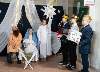 Królowie ofiarują dary dzieciątku Jezus