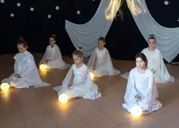 Taniec aniołów w wykonaniu trzecioklasistek