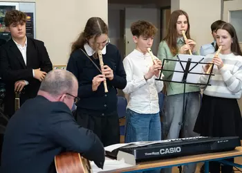 Uczniowie grają na fletach