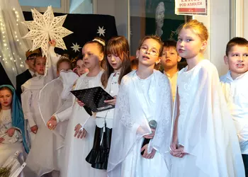 Uczniowie klas trzecich śpiewają piosenkę