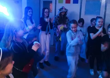 Uczniowie klas 1-3 podczas tańca