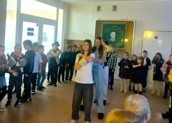 Wolontariuszki podczas zabawy z uczniami klas 1-3