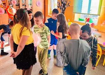Wspólne zabawy z balonikami