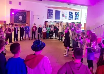 Wspólny taniec uczniów i wolontariuszy