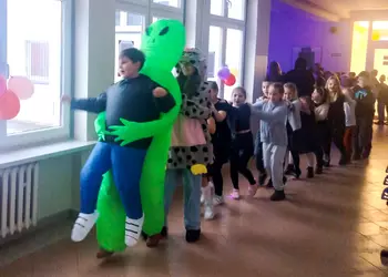 Zabawa z przybyłym gościem