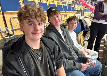 Uczniowie klasy 8a podczas mityngu lekkoatletycznego