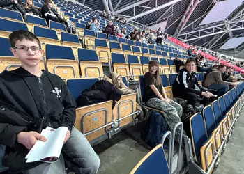 Uczniowie podczas mityngu lekkoatletycznego