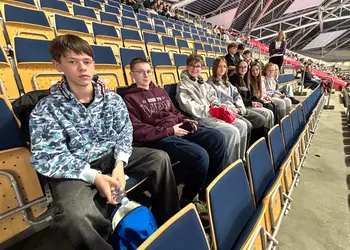 Uczniowie z naszej szkoły na trybunach podczas mityngu lekkoatletycznego