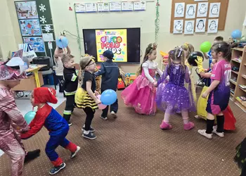Dzieci z Oddziałów przedszkolnych podczas tańca z balonami