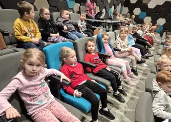 Dzieci z Oddziałów przedszkolnych w oczekiwaniu na seans bajkowy.