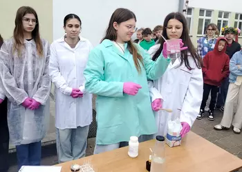 Członkowie Koła chemicznego podczas pokazu