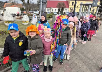 Przedszkolacy w barwach wiosennych na śmigielskim rynku.