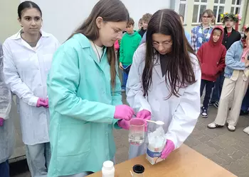 Uczennice podczas pokazu chemicznego