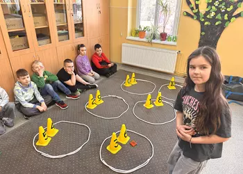 Uczniowie klasy drugiej podczas matematycznej zabawy