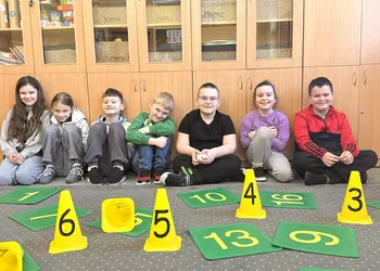 Uczniowie klasy drugiej podczas zabawy z liczbami