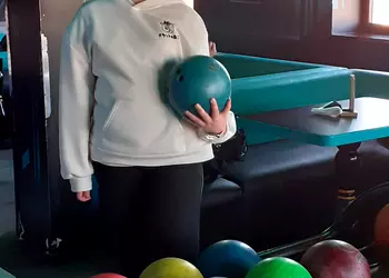 Alicja podczas gry w kręgielni