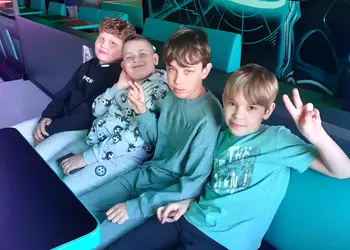 Chłopcy z klasy 5b podczas wspólnej zabawy