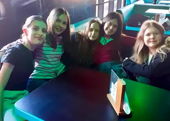 Dziewczęta z klasy 5b podczas wspólnej zabawy