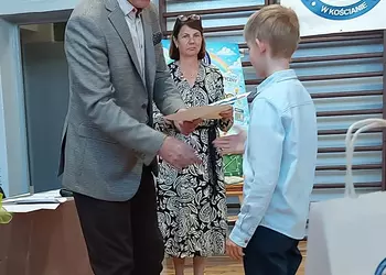 Dawid odbiera nagrodę w konkursie