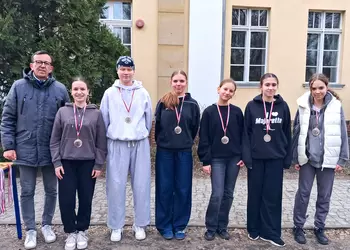 II MIEJSCE W DRUŻYNOWYCH BIEGACH PRZEŁAJOWYCH DZIEWCZYN 