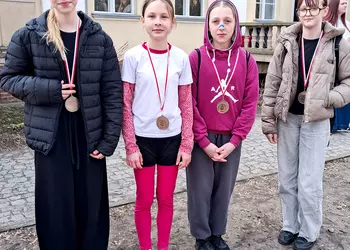 III MIEJSCE W DRUŻYNOWYCH BIEGACH PRZEŁAJOWYCH DZIEWCZĄT