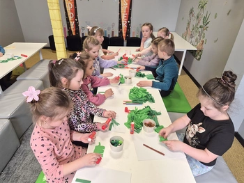 Dzieci podczas wykonywania pracy plastycznej.