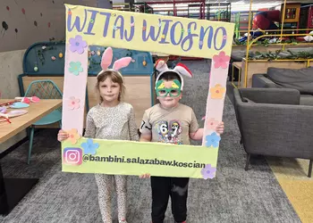 Zuzia i Adaś jako króliczki w wiosennej fotoramce.