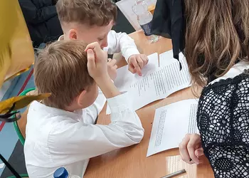 Uczniowie podczas wykonywania zadań
