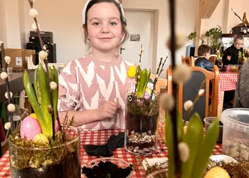 Marysia ze swoją wielkanocną kompozycją