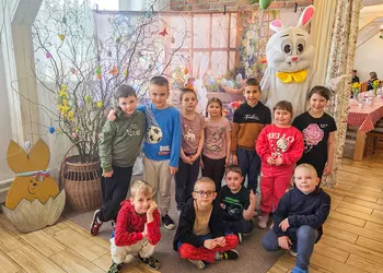 Spotkanie klasy 1b z zajączkiem