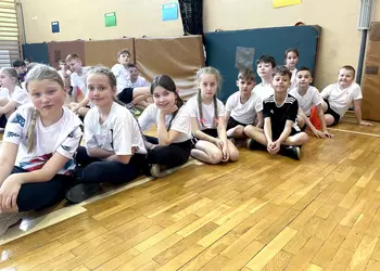 Uczniowie klas trzecich na zawodach sportowych w Śmiglu