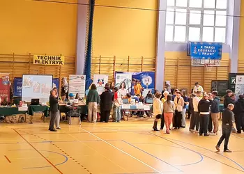 Stoiska prezentujących się szkół