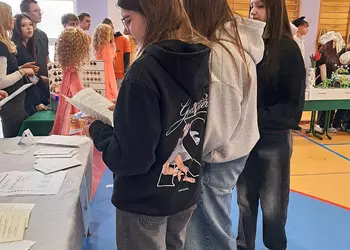 Uczennice klasy 8b przeglądajace ulotki