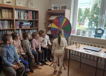 przedszkolaki podczas rozwiązywania zagadek 