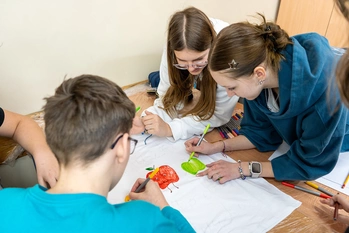Uczniowie klasy 8b ozdabiają koszulkę