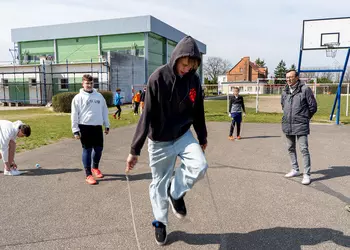 Uczeń klasy 8b skacze przez skakankę