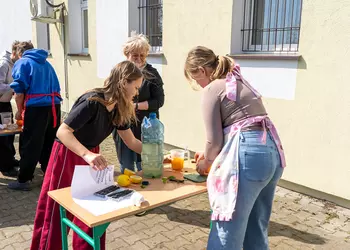 Uczennice klasy 5a przygotowują sok owocowy