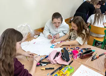Uczennice klasy 5b ozdabiają koszulkę