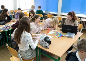 Uczennice klasy 6 przygotowują broszurę informacyjną o zdrowiu