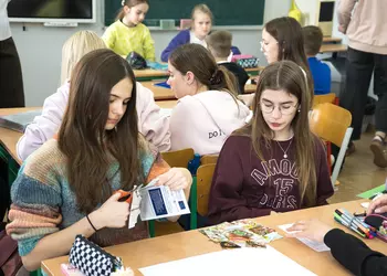 Uczennice klasy 7 przygotowują broszurę informacyjną o zdrowiu