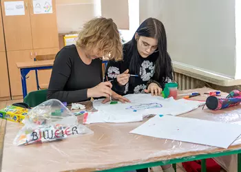 Uczennice klasy 8a ozdabiają koszulkę