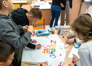 Uczniowie klasy 4 ozdabiają koszulkę