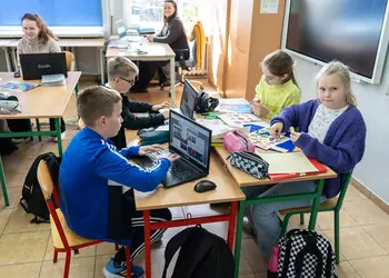 Uczniowie klasy 4 przygotowujący broszurę informacyjną o zdrowiu