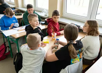 Uczniowie klasy 4 rozmawiają o składzie produktów żywnościowych