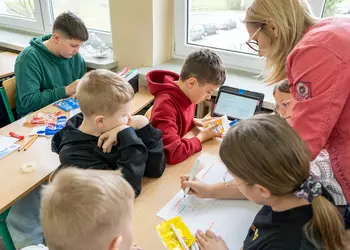 Uczniowie klasy 4 sprawdzają skład produktów żywnościowych