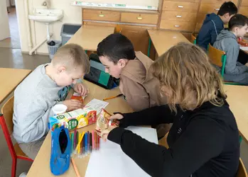 Uczniowie klasy 5b przygotowujący informacje o składzie produktów żywnościowych