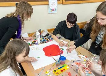 Uczniowie klasy 6 ozdabiają koszulkę