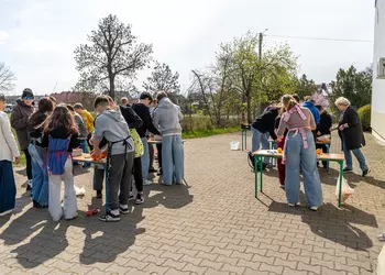 Uczniowie przygotowują sok owocowy