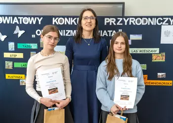 Uczestniczki konkursu z naszej szkoły wraz z nauczycielką
