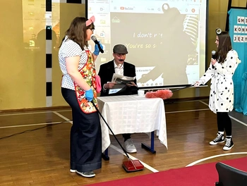 Danuta, Tomek i Milena podczas karaoke